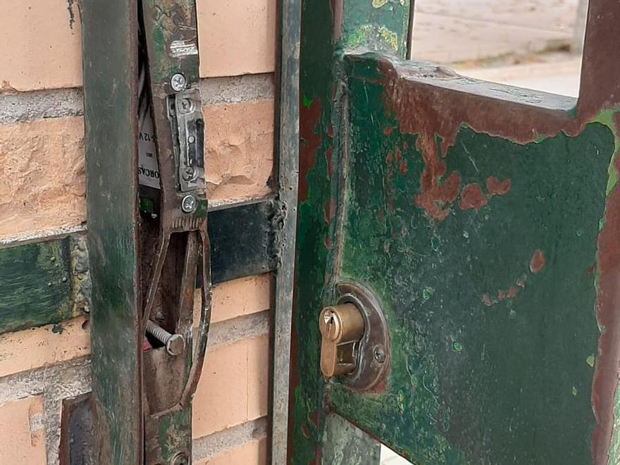 La puerta de acceso al centro educativo fue forzada por los vándalos.