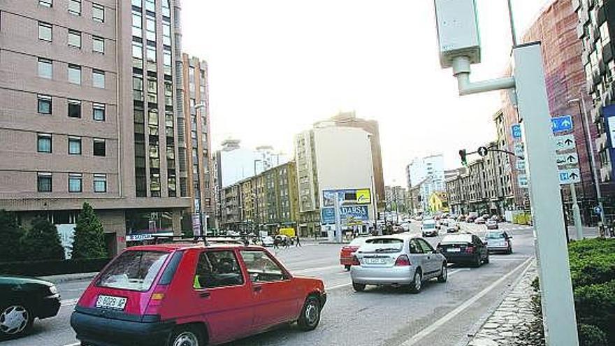 A la derecha, la cámara que deja constancia de los conductores que se saltan el semáforo de la plaza de los Oficios.