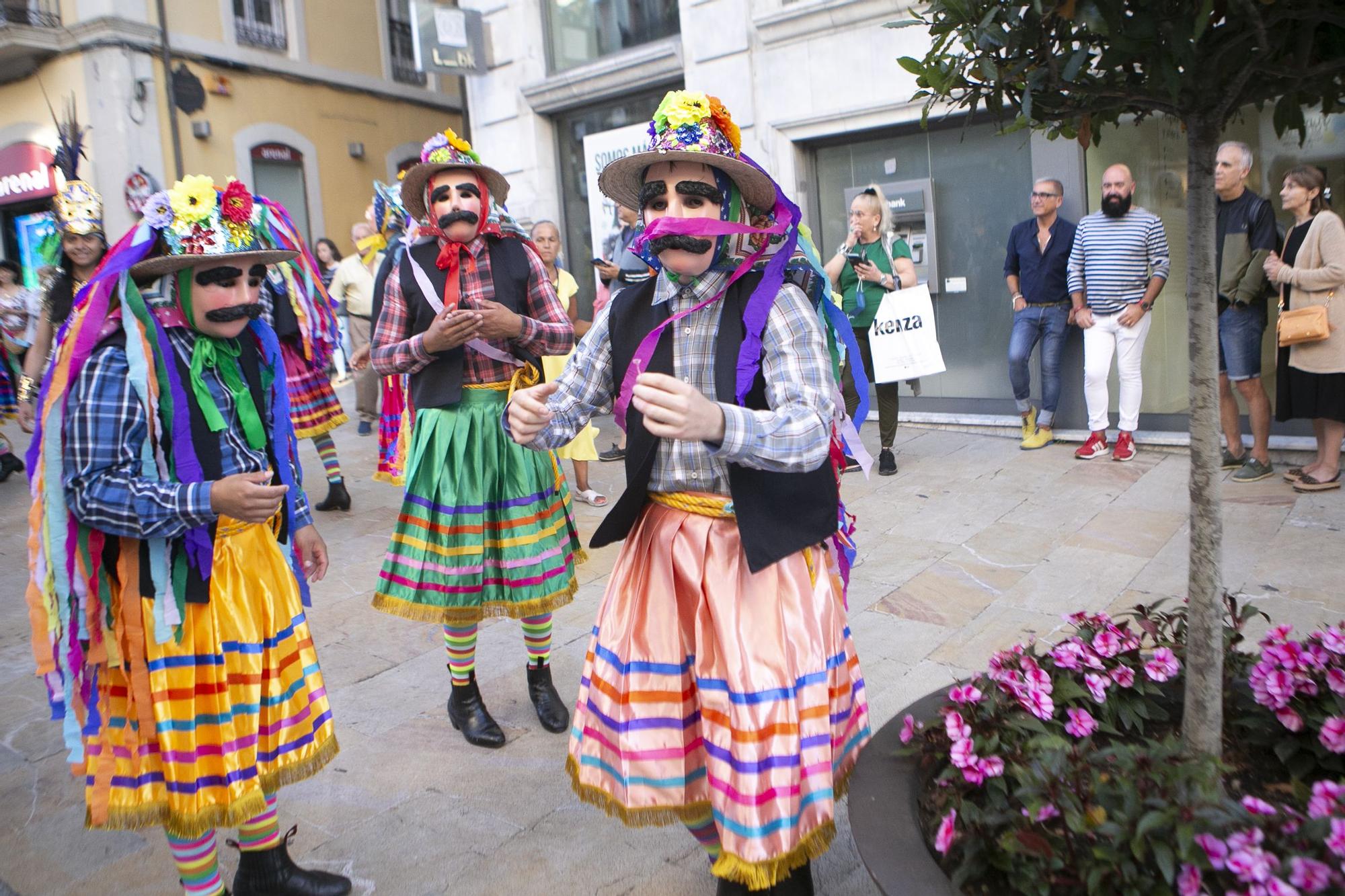 El festival de música y danzas populares llena las calles de Avilés de color