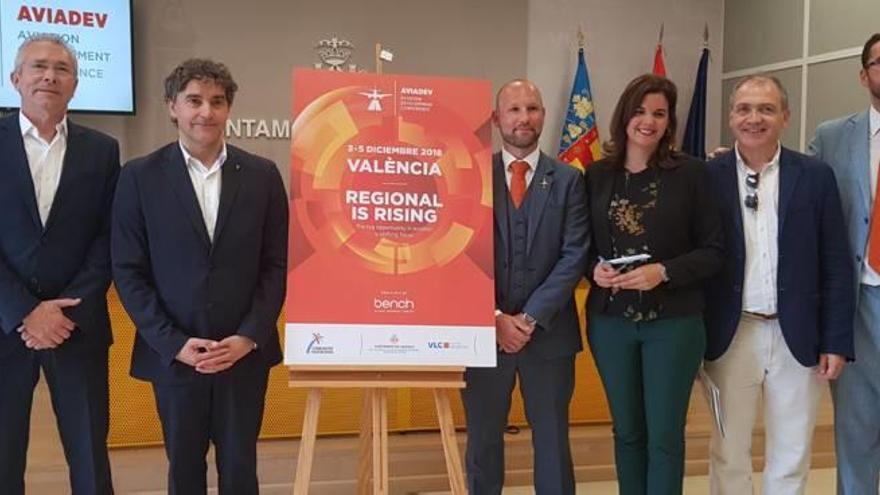 Organizadores y autoridades locales de València, ayer en la presentación del congreso AviaDev.