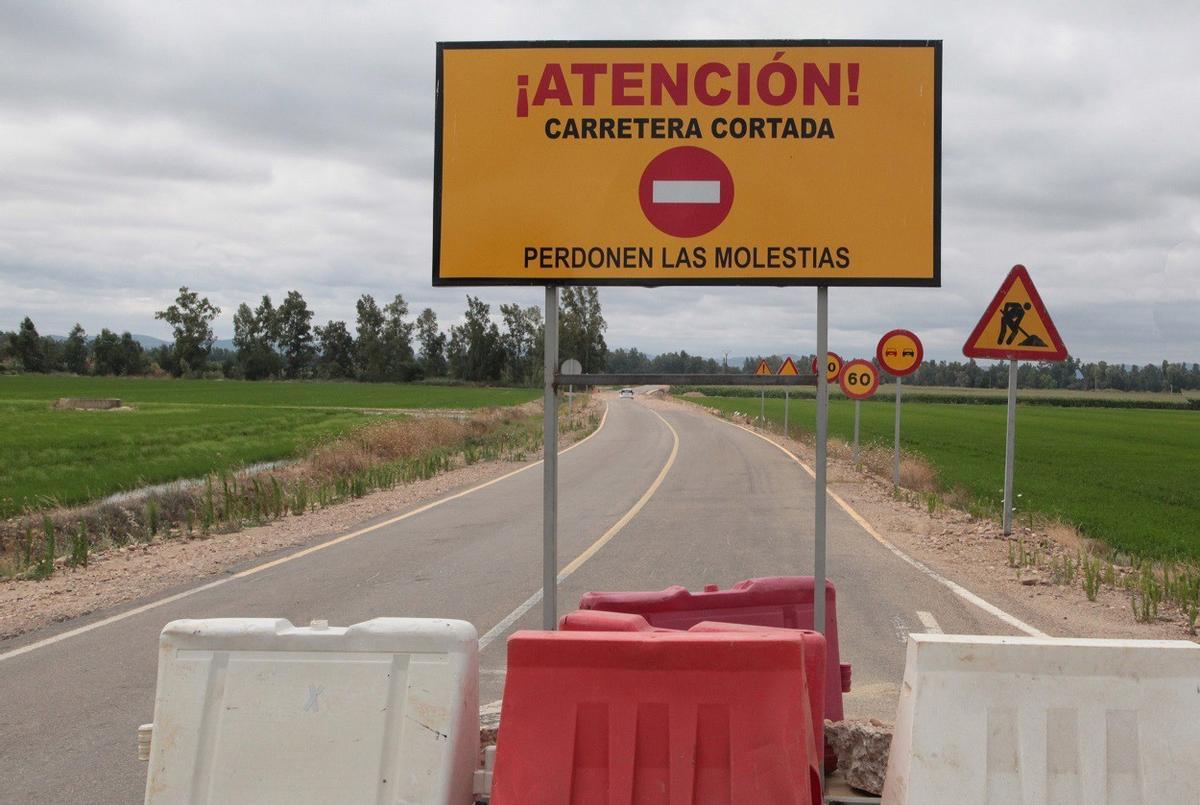 Archivo - Señal de carretera cortada.
