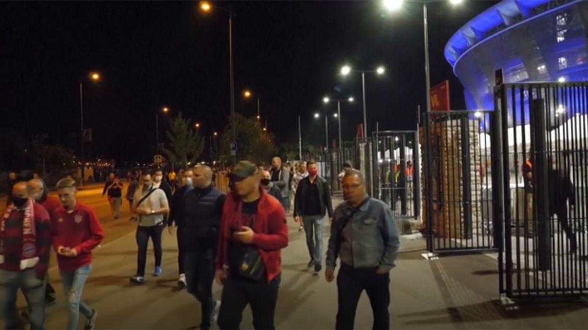 Los aficionados del Bayern dejan el estadio de manera ordenada