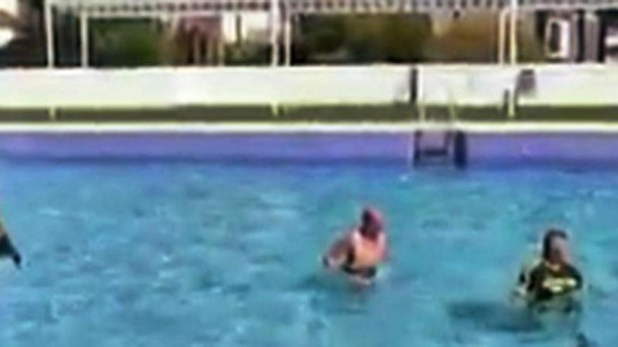Unos ciclistas se bañan en una piscina clausurada por Covid-19
