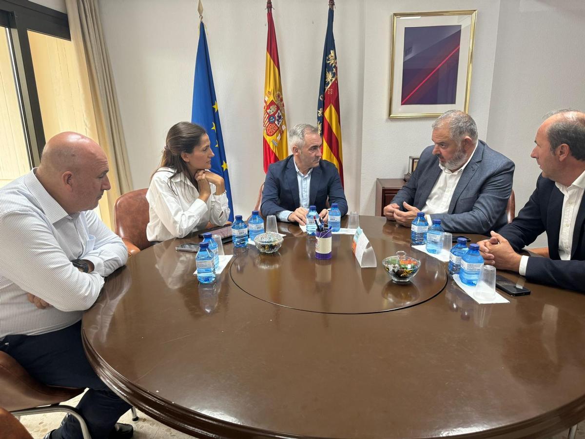 Barrachina, en el centro, en una reunión con regantes del Sindicato Central de Regantes del Acueducto Tajo-Segura.