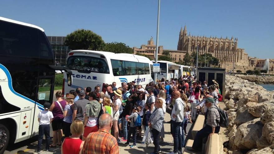 La Autoritat Portuària retrasa las restricciones para aparcar en la Escollera hasta que Cort habilite una parada para autobuses