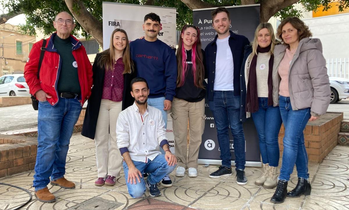 El alcalde y varios ediles, con los influencers.