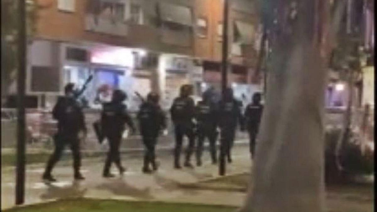 Despliegue policial para evitar la pelea que se iba a producir en Paterna la pasada semana. | LEVANTE-EMV