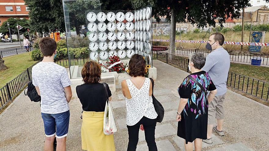 Algunos familiares depositaron flores en el monumento a las víctimas a la hora del accidente.