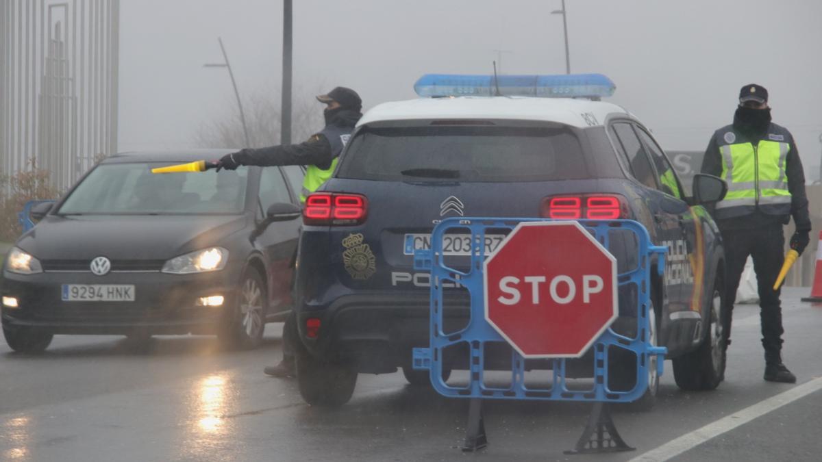 Control policial en uno de los accesos a Alcoy hace unos días.