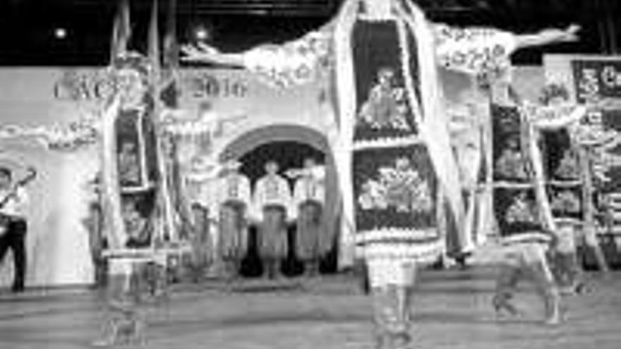 Cierre en la plaza de toros del xxii festival de los pueblos del mundo