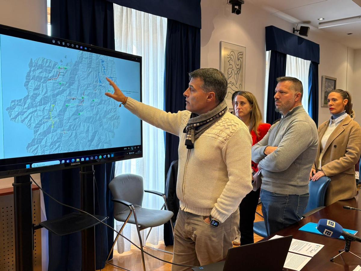 José Luis Fontaniella explica las actuaciones a realizar en un mapa del concejo, detrás, lo concejales Ángel Menéndez, Cristina Vega y Alba García.