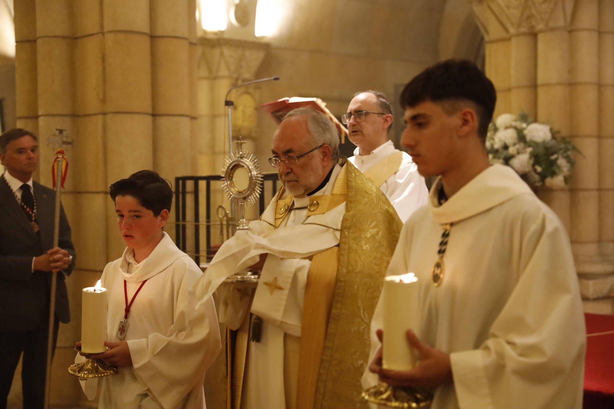 Pétalos, incienso, niños... así fue la procesión del Corpus Christi en Gijón (en imágenes)