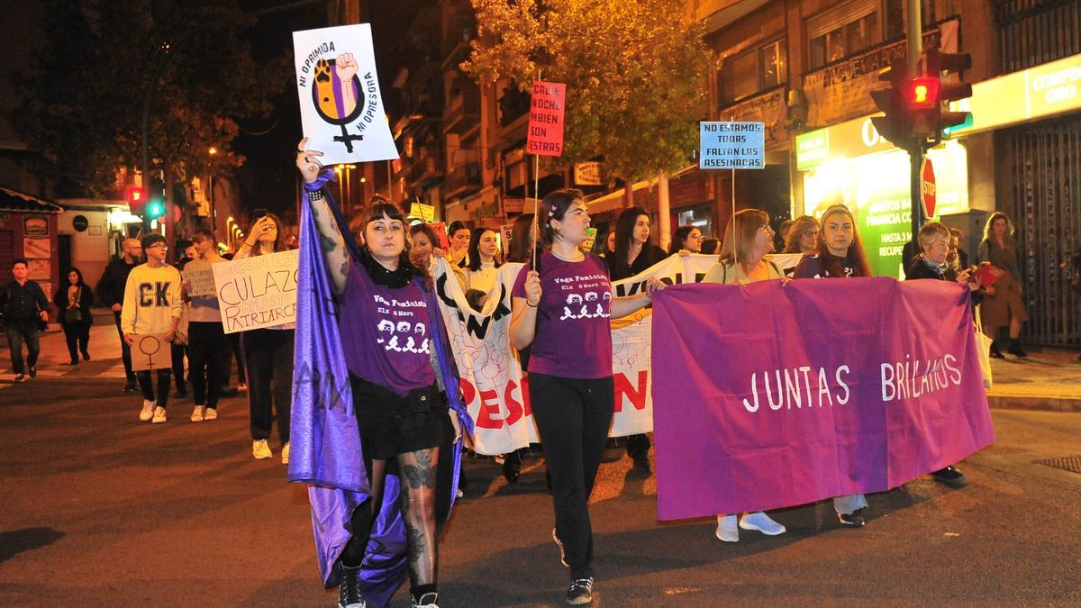 Protesta del 8M en Elche con algunas proclamas contra la violencia machista