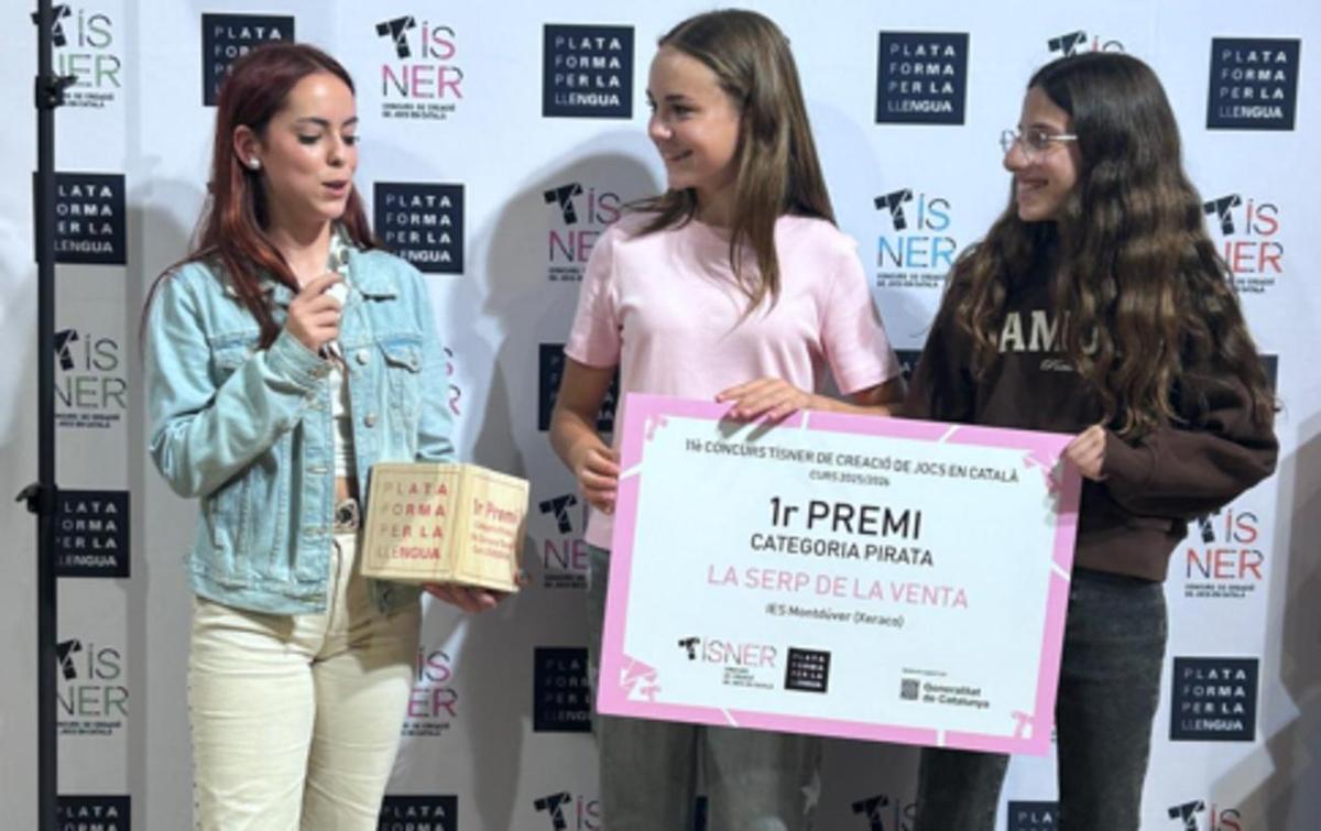 Las alumnas de Xeraco creadoras del juego posan con el premio