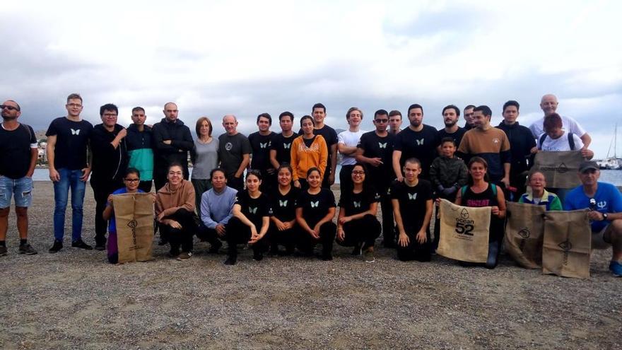 Els voluntaris de l&#039;acció ambiental a Llançà.