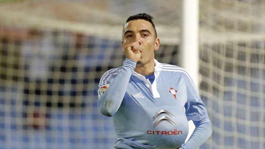 Aspas dedica el gol a su novia y al bebé que esperan.  // Marta G.Brea