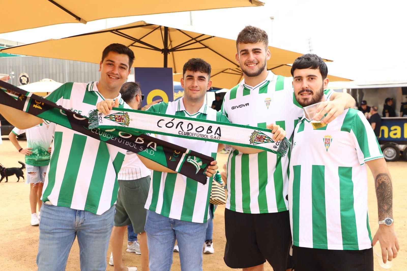 Córdoba CF-Ponferradina | El espectáculo de los aficionados en la Fan Zone de El Arcángel