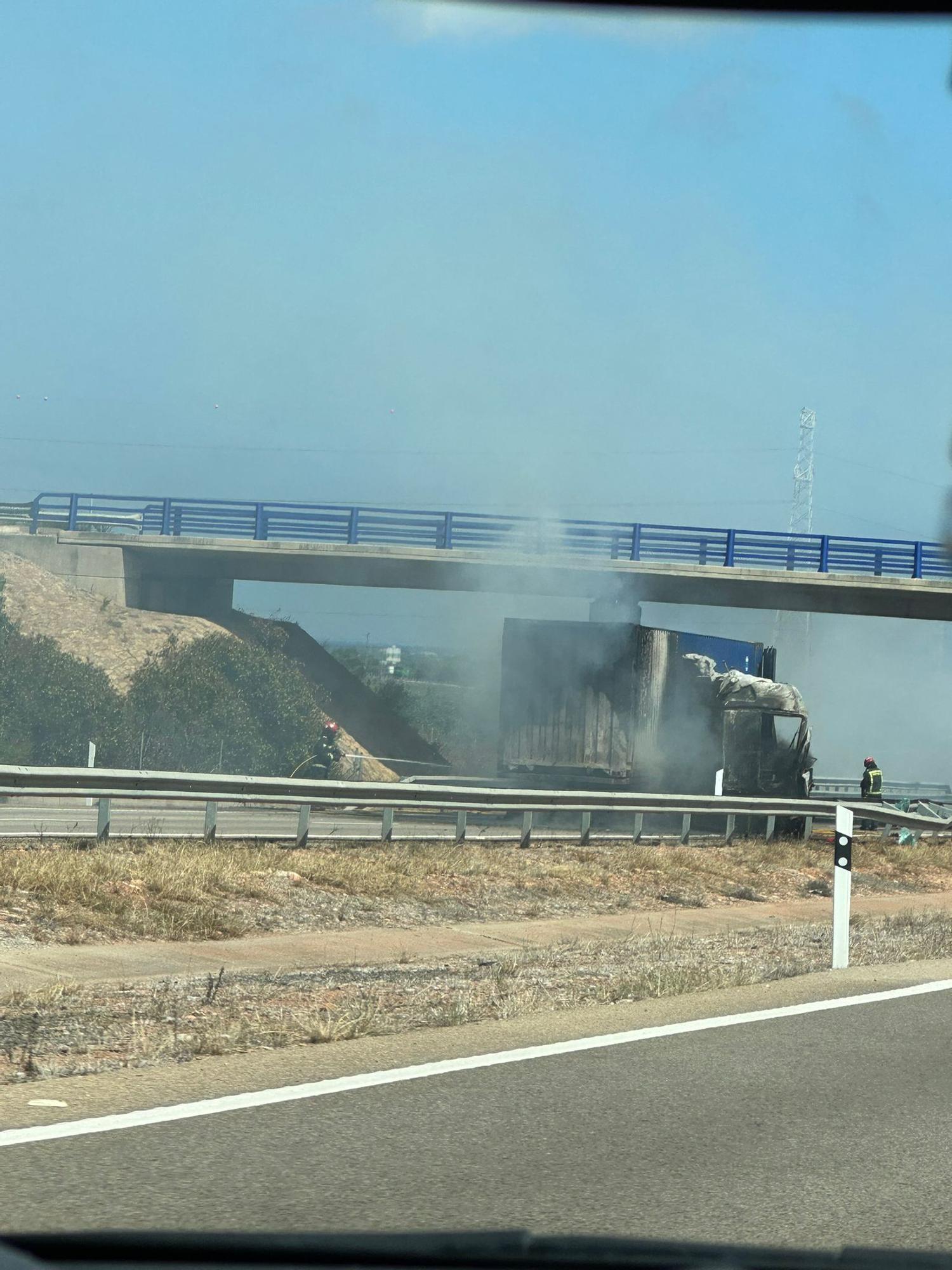 Accidente en la AP-7: Dos camiones chocan a la altura de La Vilavella