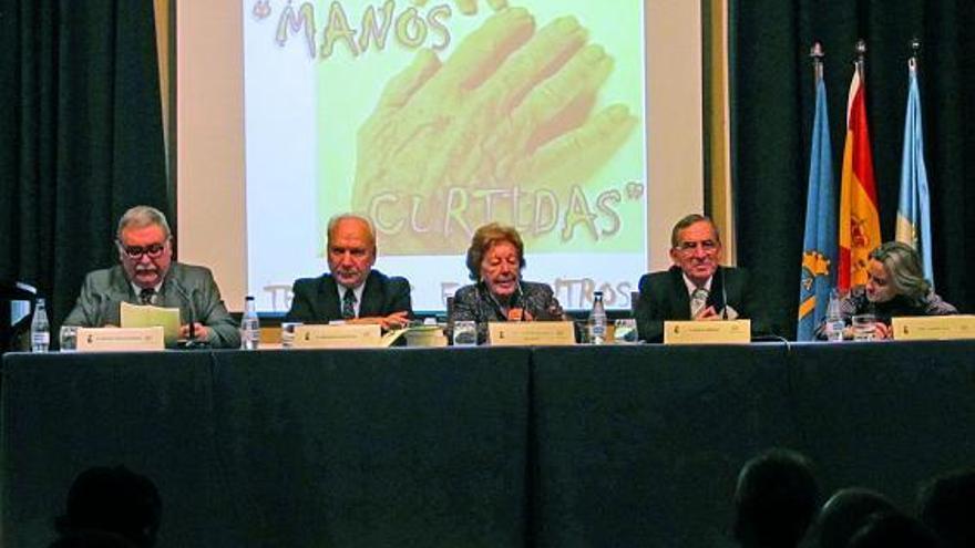 Gracia Noriega, Francisco Rodríguez, Álvarez del Valle, Emilio Serrano y Carmen Casal, en la clausura de las jornadas.