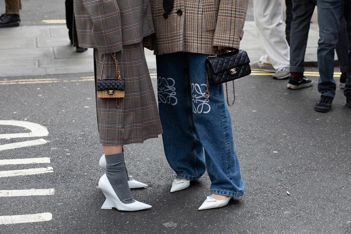 Looks con zapatos blancos vistos en el 'street style' de Londres