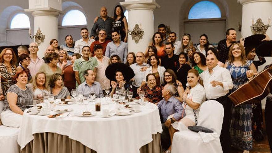 Multitudinario cumpleaños de Matilde, esposa de Juan Padrón, con la familia y los amigos, en el Hotel Santa Catalina.