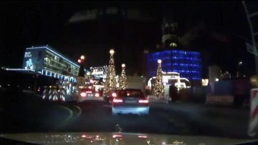 Un vídeo muestra cómo el camión arrolla el mercado navideño de Berlín