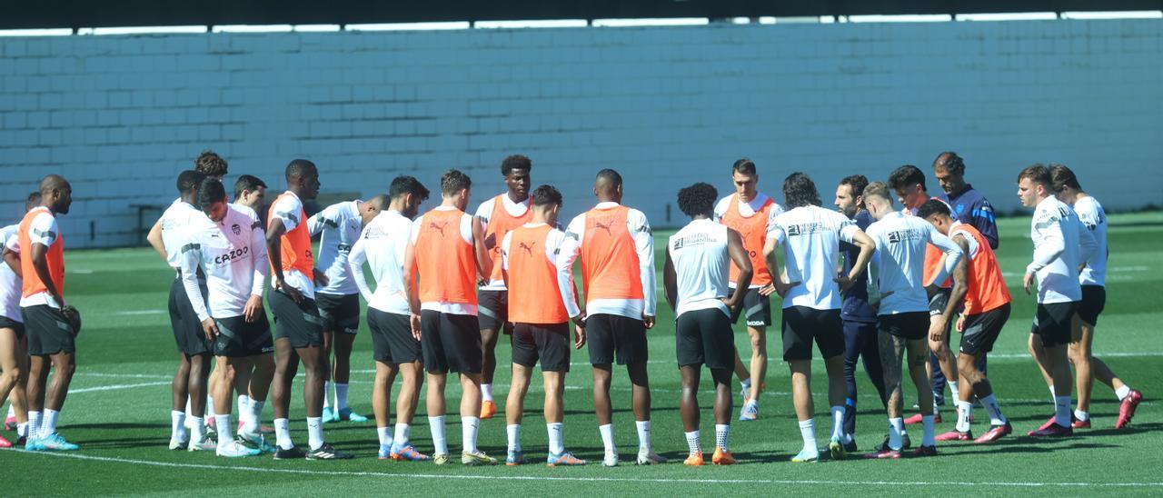 Una imagen de la plantilla reunida en torno al Pipo Baraja en Paterna