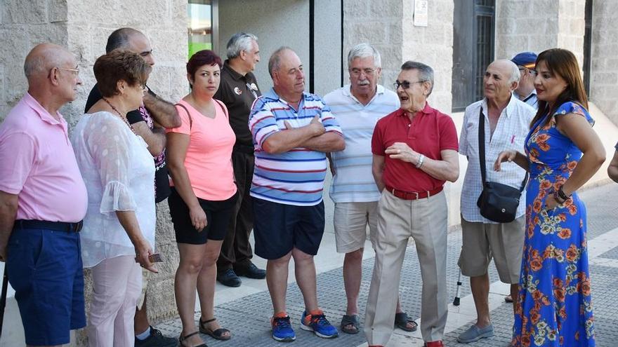 Vecinos de San Cristóbal protestaban ayer a las puertas del centro de salud.