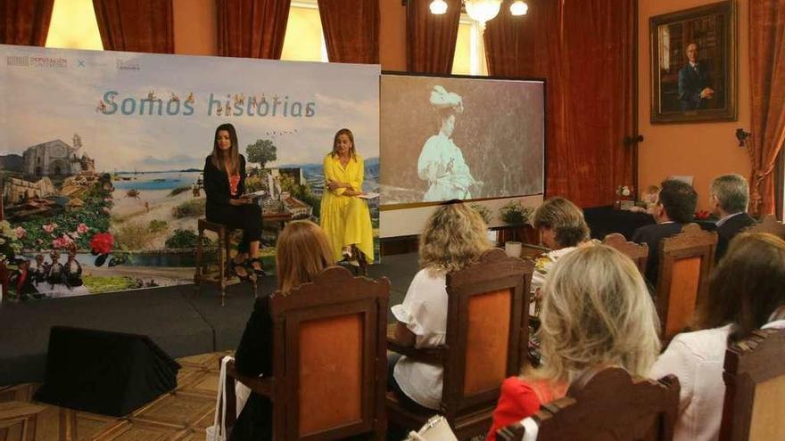 Carmela Silva, a la derecha, junto a la presentadora, la &quot;influencer&quot; portuguesa María Cerqueira. // Cedida