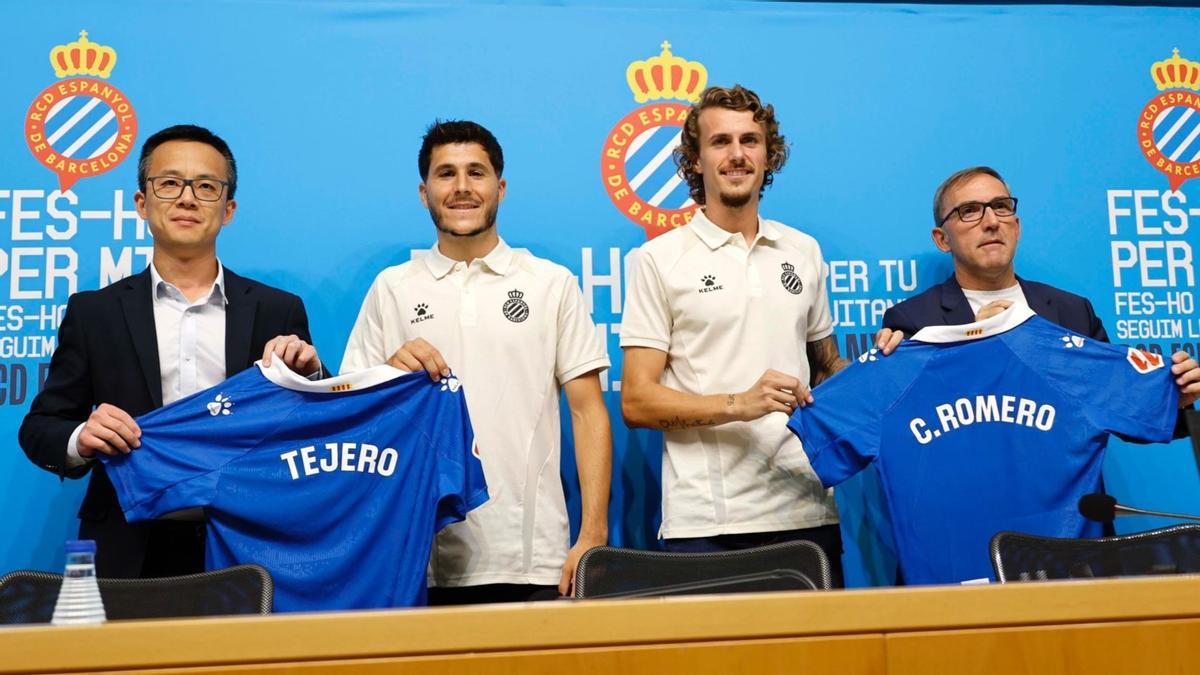 De izquierda a derecha, Mao Ye, Álvaro Tejero, Carlos Romero y Fran Garagarza, en la presentación de los dos nuevos laterales del Espanyol.