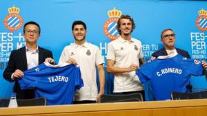 De izquierda a derecha, Mao Ye, Álvaro Tejero, Carlos Romero y Fran Garagarza, en la presentación de los dos nuevos laterales del Espanyol.