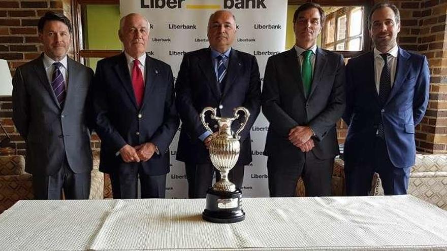 Por la izquierda, Juan Luis Sánchez, Antonio Mortera, Fernando Álvarez- Lafuente, Jaime Cueto-Felgueroso y Adolfo Pañeda, con la copa.