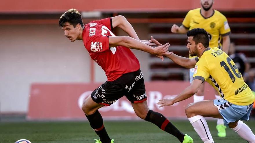 Fede Vico persigue a Yuste durante el partido.