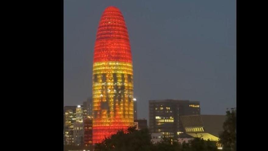 La Torre Agbar, iluminada con los colores de España