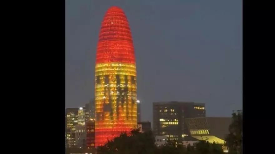 La Torre Agbar, iluminada con los colores de España