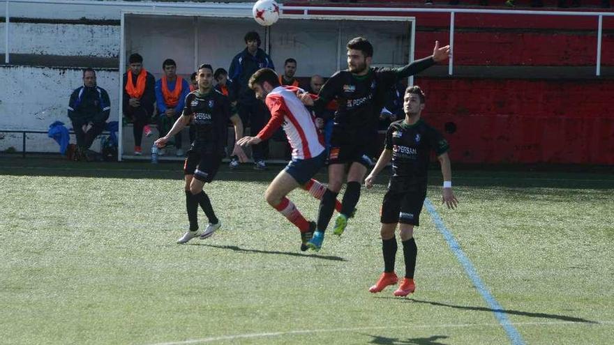 Champi trata de prolongar un balón aéreo en el encuentro ante el Barbadás. // Gonzalo Núñez