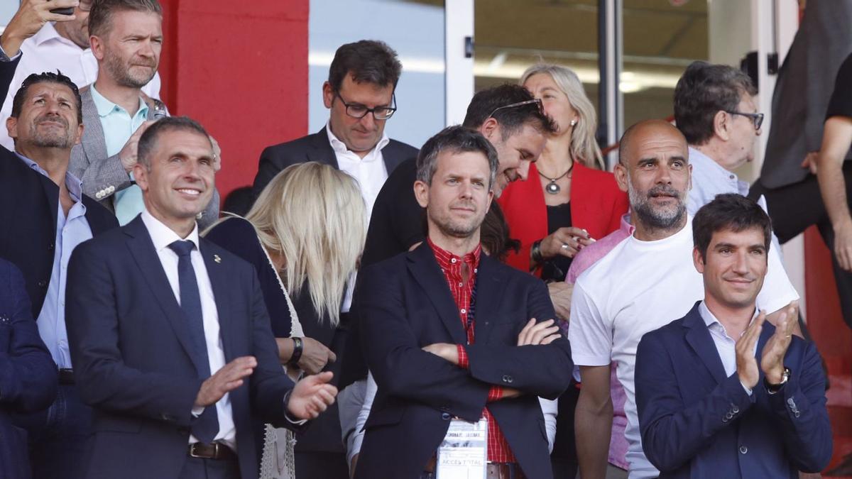 El CEO del Girona FC, Ignasi Mas-Bagà, aplaudeix a la llotja de Montilivi. | ANIOL RESCLOSA