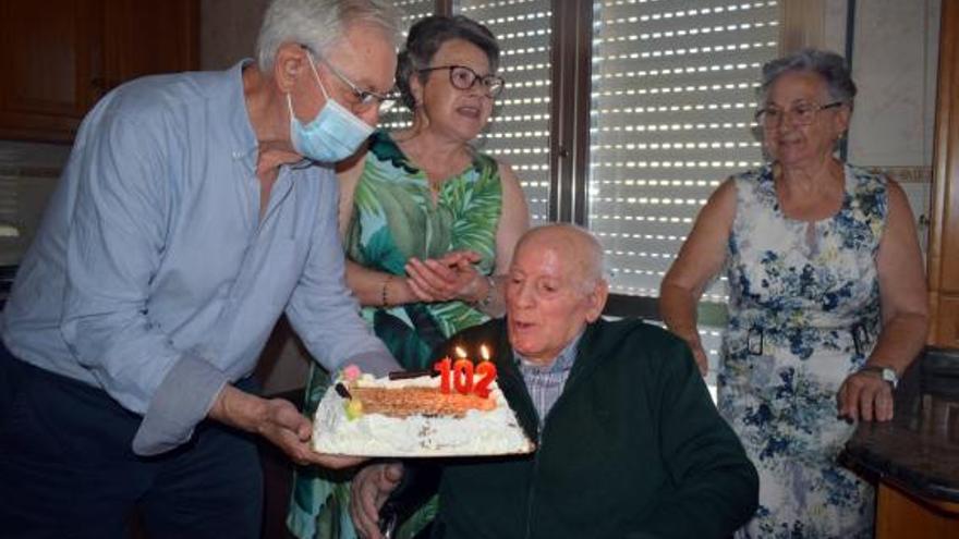 Hipólito Cerqueiras recibió la visita del alcalde en julio con motivo de sus 102 años . Concello de valga