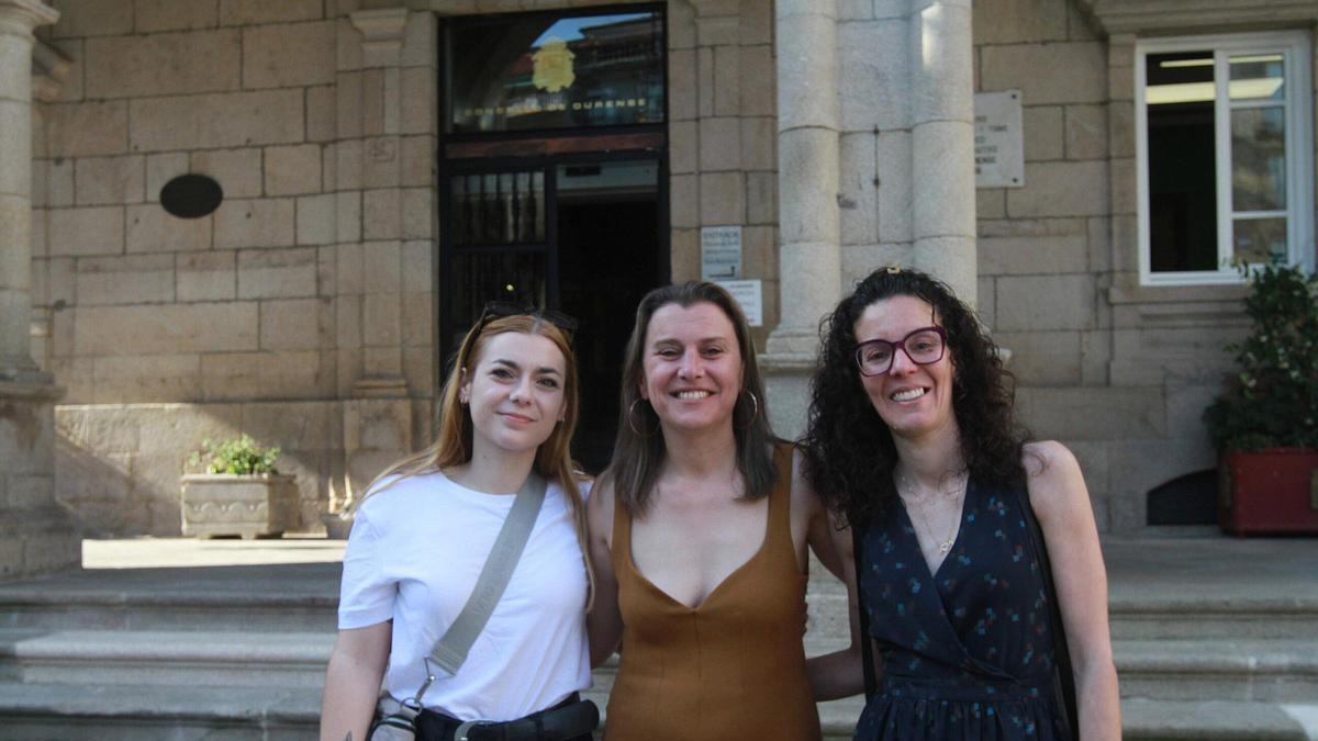 Las concejalas del PSOE Alba Iglesias, Natalia González y María Fernández, comparecieron ayer en Plaza Mayor