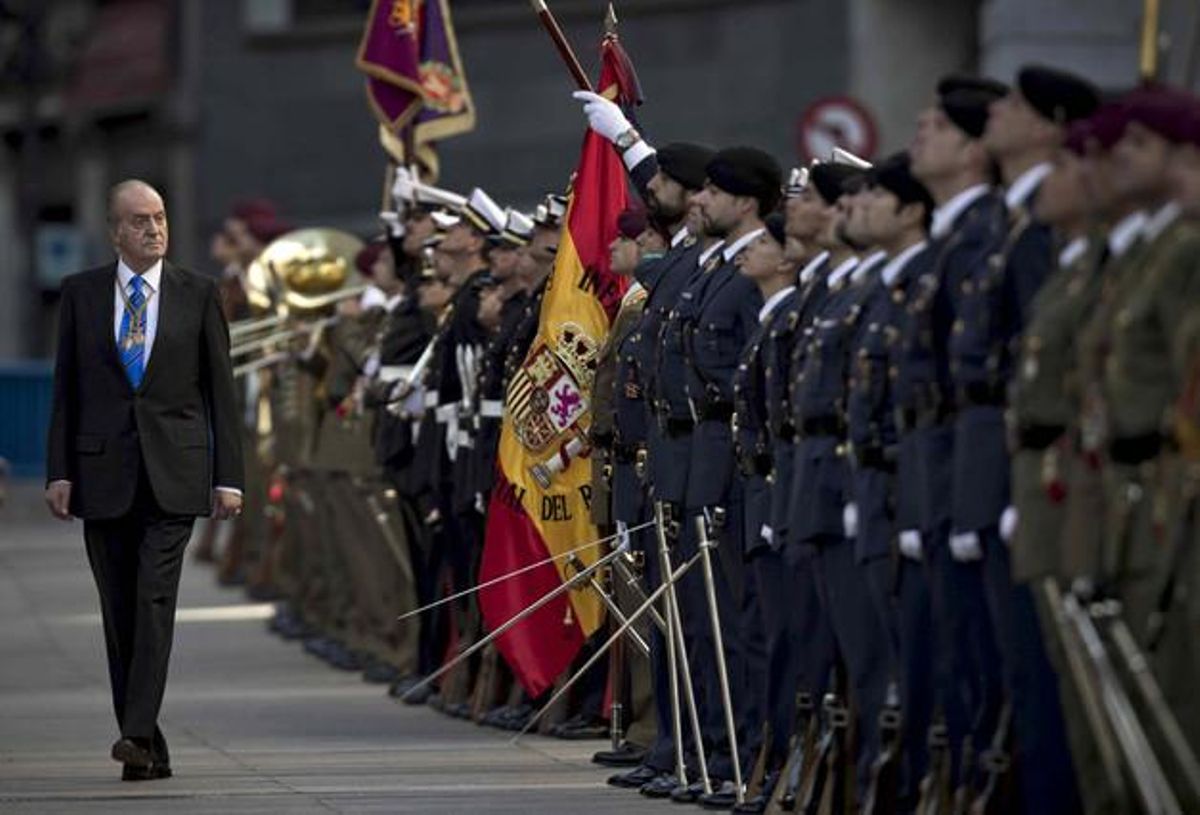 El Rei passa revista en el dia de la inauguració de la desena legislatura.