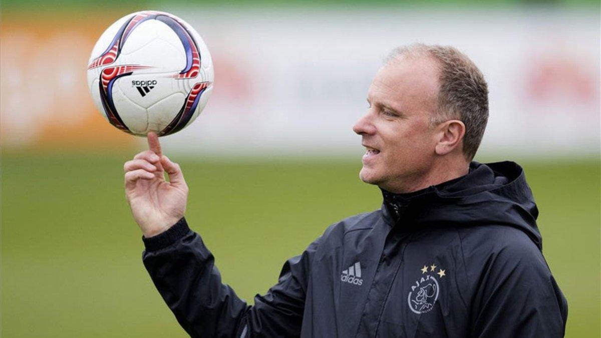 Dennis Bergkamp quiere empezar a despuntar en los banquillos