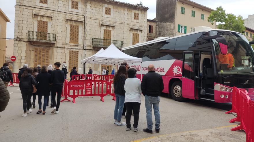 El Vacubús ha vacunado a más de cien personas durante el Dijous Bo