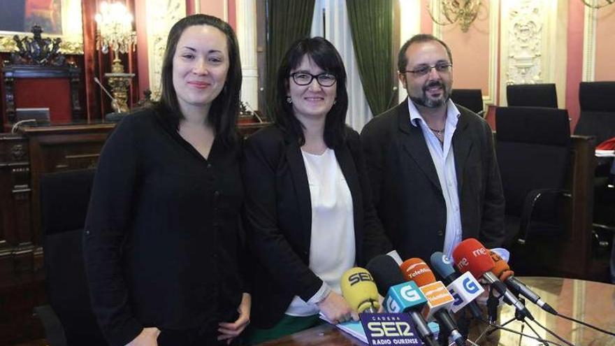 Susana Bayo (centro), Rebeca Carreiro y José Méndez, ayer, presentando el programa.