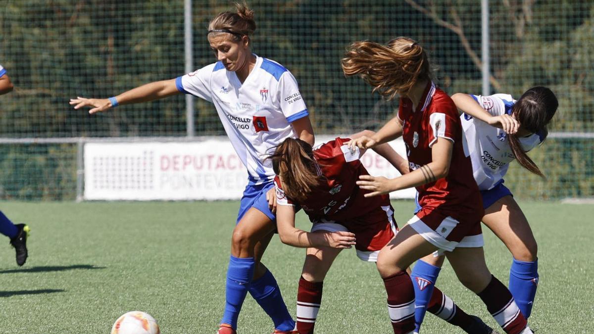 Nerea (izqda.) trata de avanzar con la pelota, ante la defensa del Bizkerre, ayer en As Relfas. |  // A. VILLAR