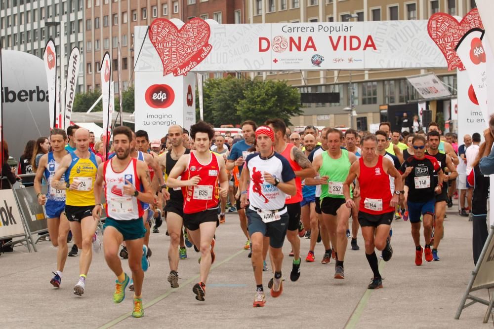 Participantes en la carrera "Dona vida"