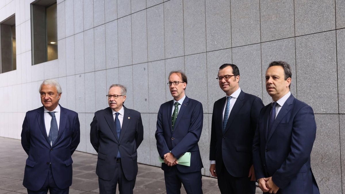 De izquierda a derecha, Jesús Chamorro, Bernardo Fernández, Antonio Lorenzo (nuevo presidente de la Audiencia Provincial), Alejandro Abascal y Jorge Punset (juez decano de Oviedo), en la zona de acceso al Palacio de Justicia de Oviedo..