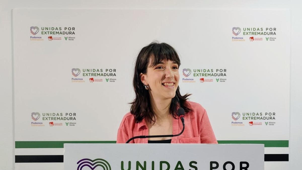 La coportavoz de Unidas por Extremadura, Nerea Fernández, en rueda de prensa este lunes en Mérida