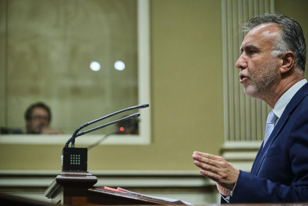 Torres, ante el pleno del Parlamento