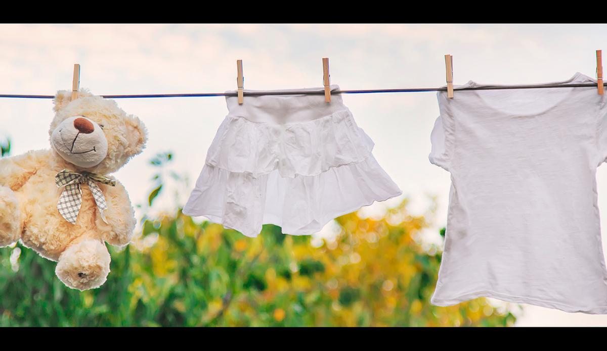 Separa la ropa del bebé de la ropa de adultos y utiliza cestas o bolsas de lavandería diferentes.