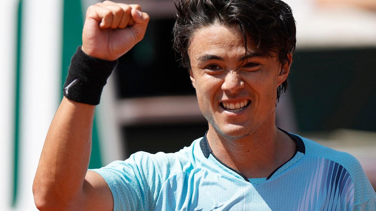 Taro Daniel celebra su triunfo en la primera ronda de Roland Garros